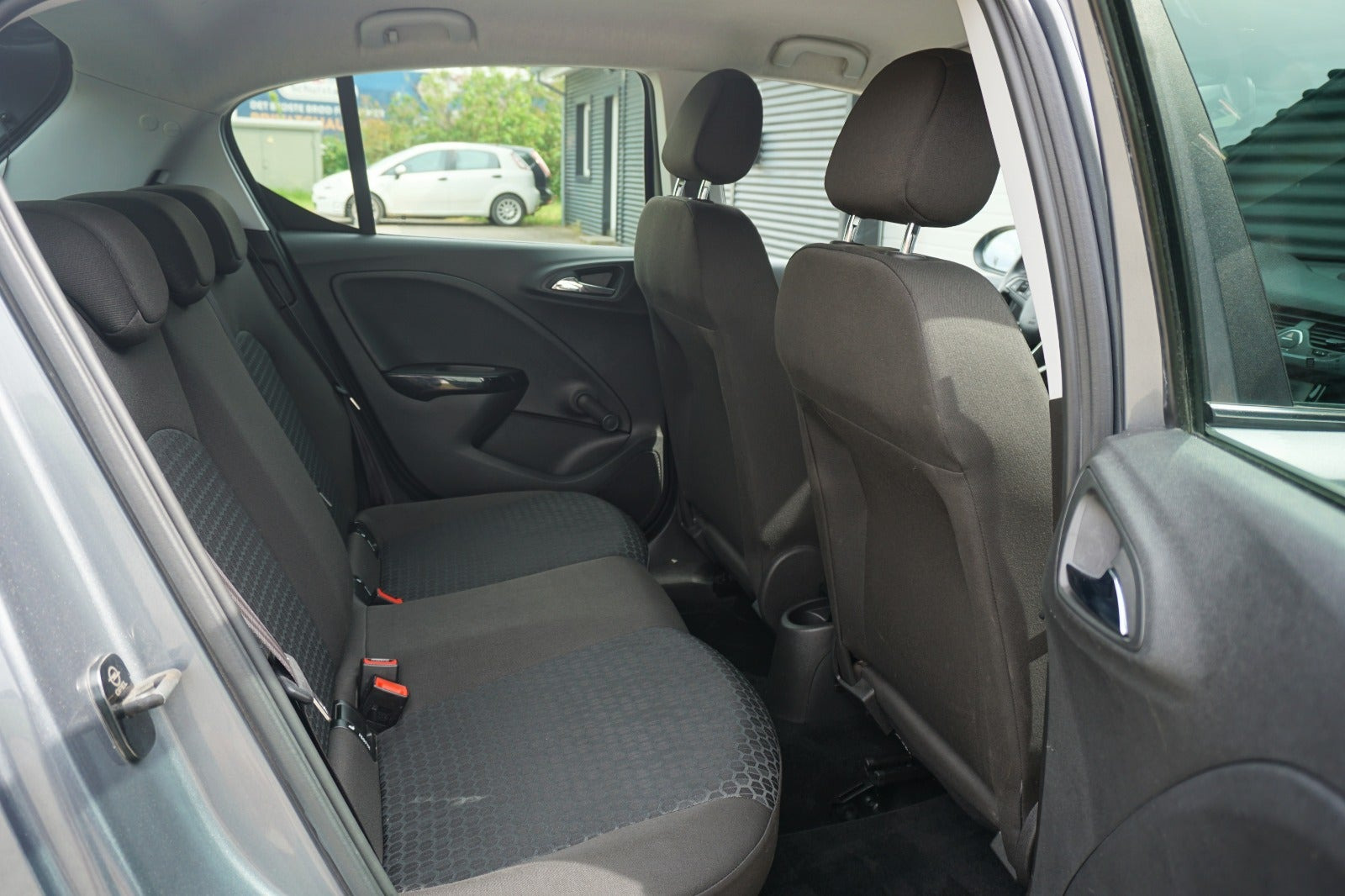 Grå Opel Corsa fra 2019