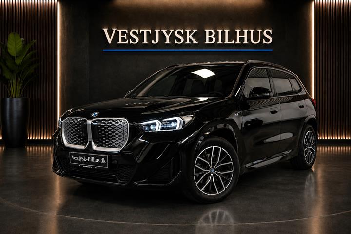 Sort BMW iX1 fra 2024 set udefra