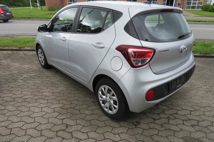 Sølv Hyundai i10 fra 2019