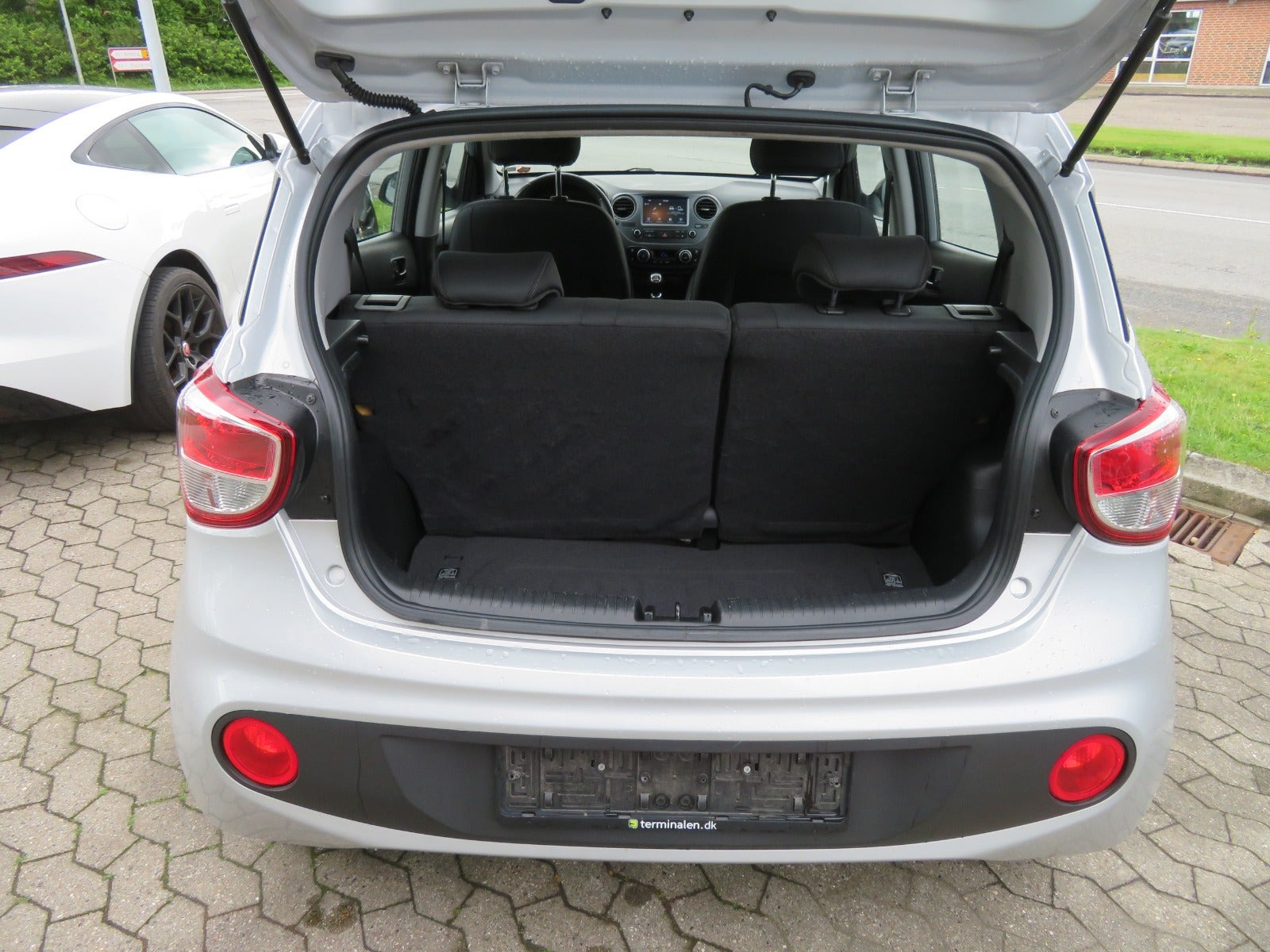 Sølv Hyundai i10 fra 2019