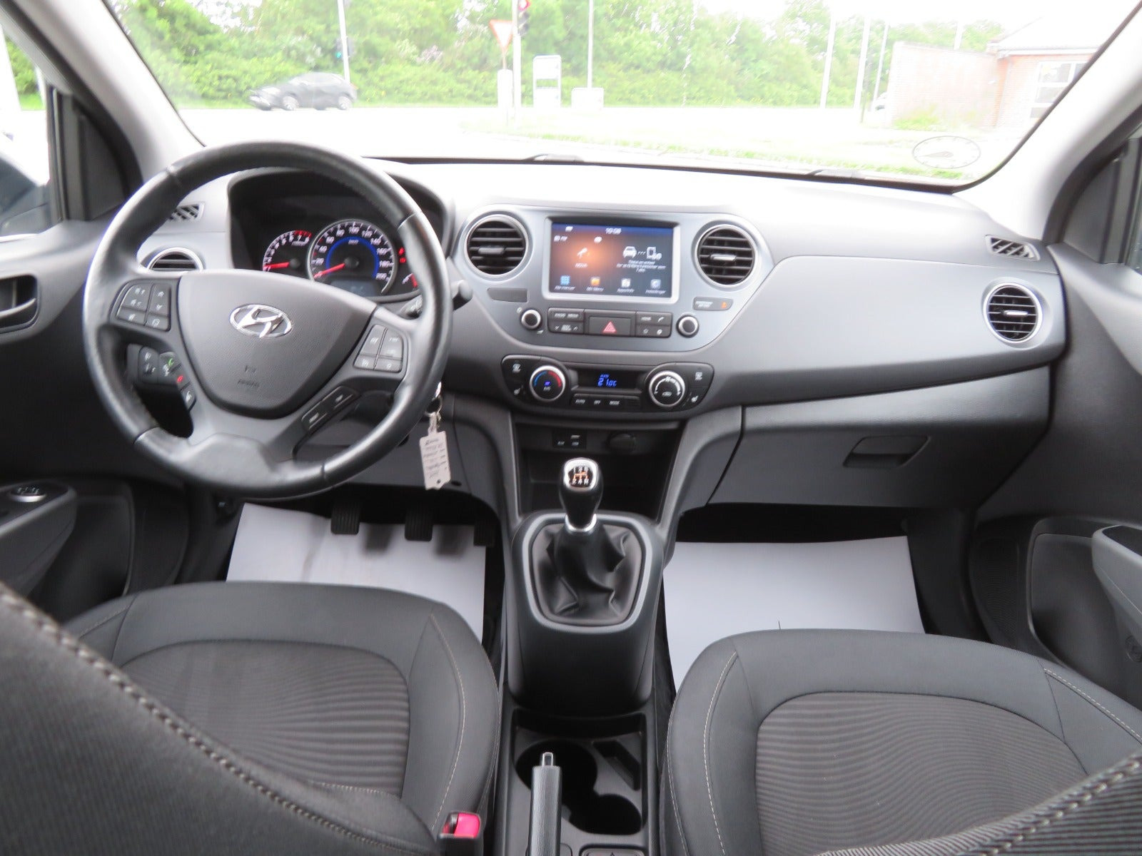 Sølv Hyundai i10 fra 2019