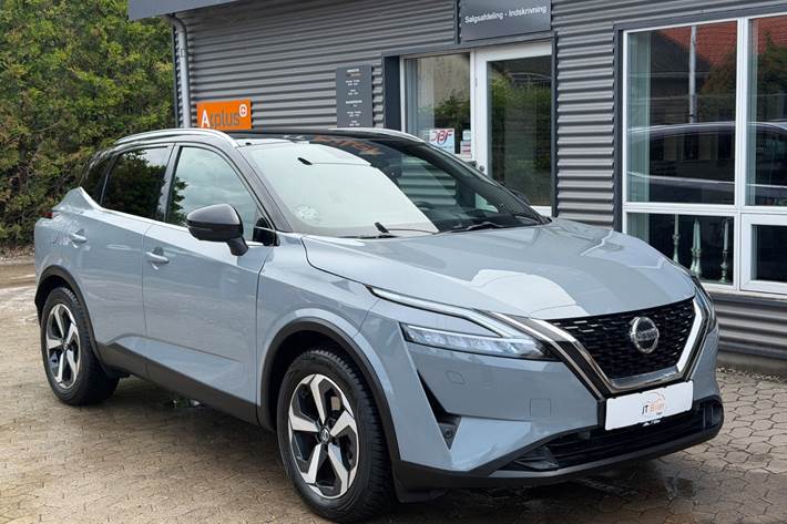 Grå Nissan Qashqai fra 2021 set udefra