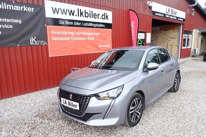 Sølv Peugeot 208 fra 2021 set udefra
