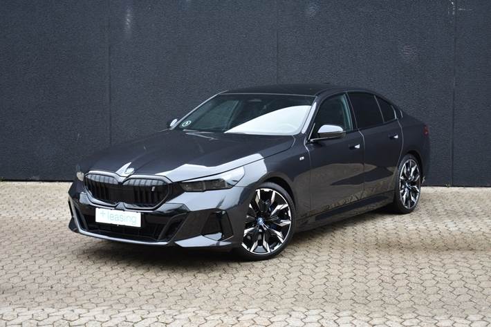Grå BMW i5 fra 2024 set udefra