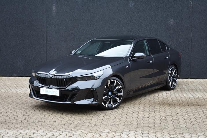 Grå BMW i5 fra 2024 set udefra