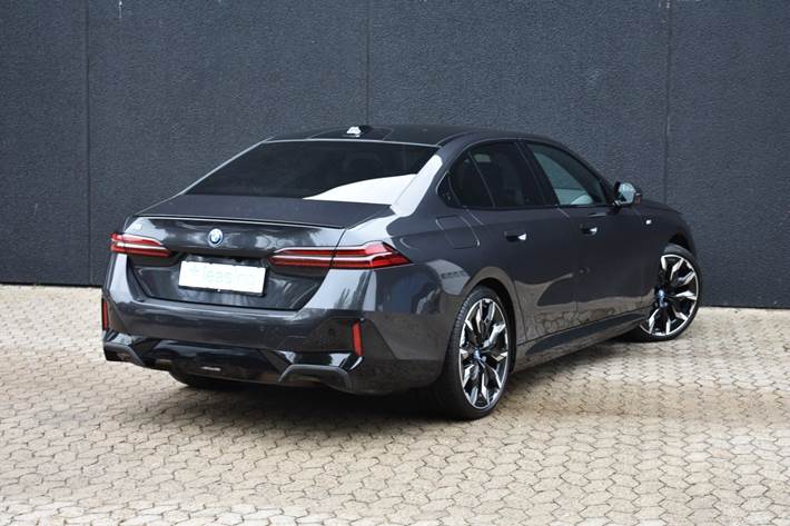 Grå BMW i5 fra 2024