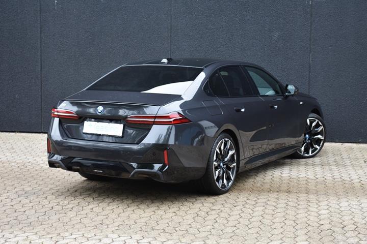 Grå BMW i5 fra 2024