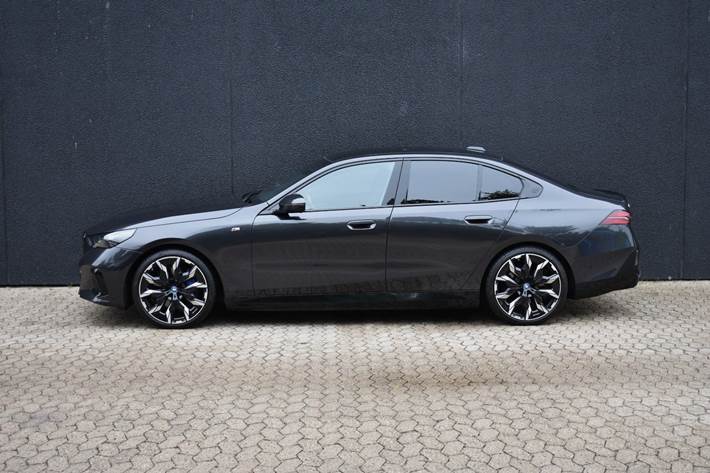 Grå BMW i5 fra 2024