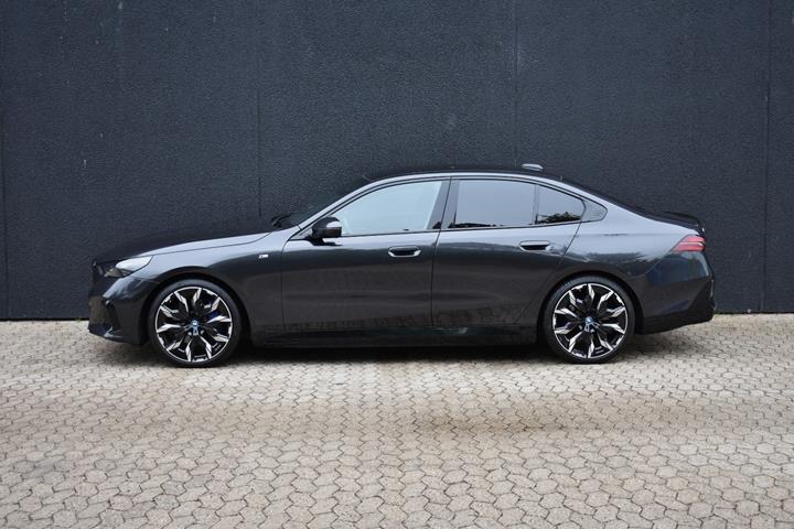 Grå BMW i5 fra 2024
