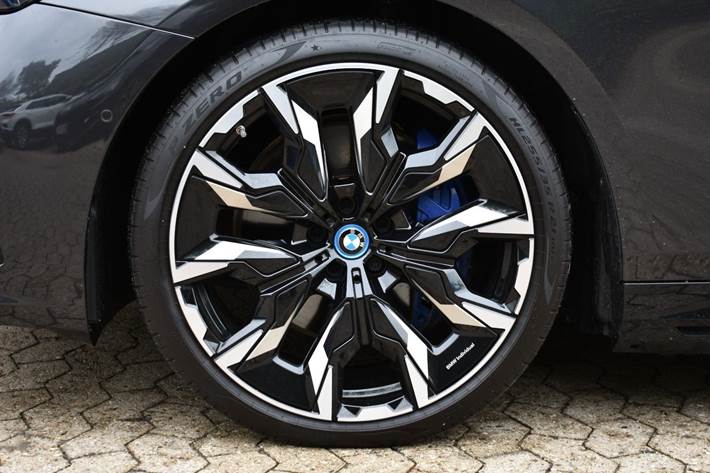 Grå BMW i5 fra 2024