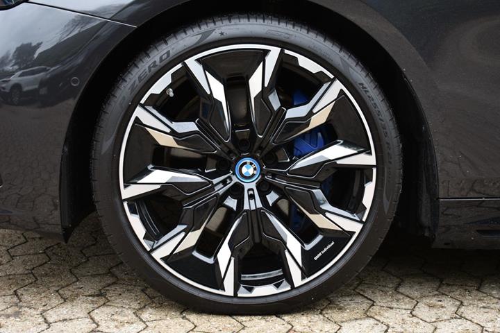 Grå BMW i5 fra 2024