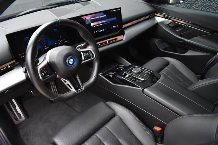 Grå BMW i5 fra 2024