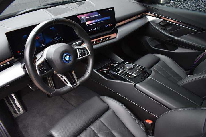 Grå BMW i5 fra 2024