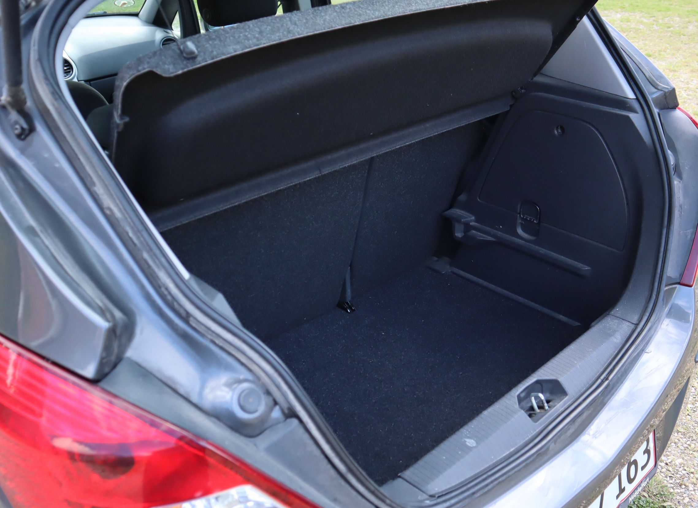 Grå Opel Corsa fra 2013