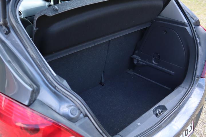 Grå Opel Corsa fra 2013