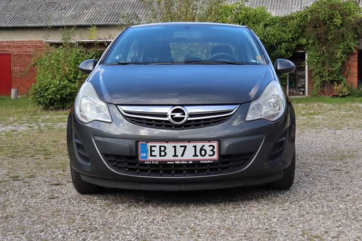 Grå Opel Corsa fra 2013