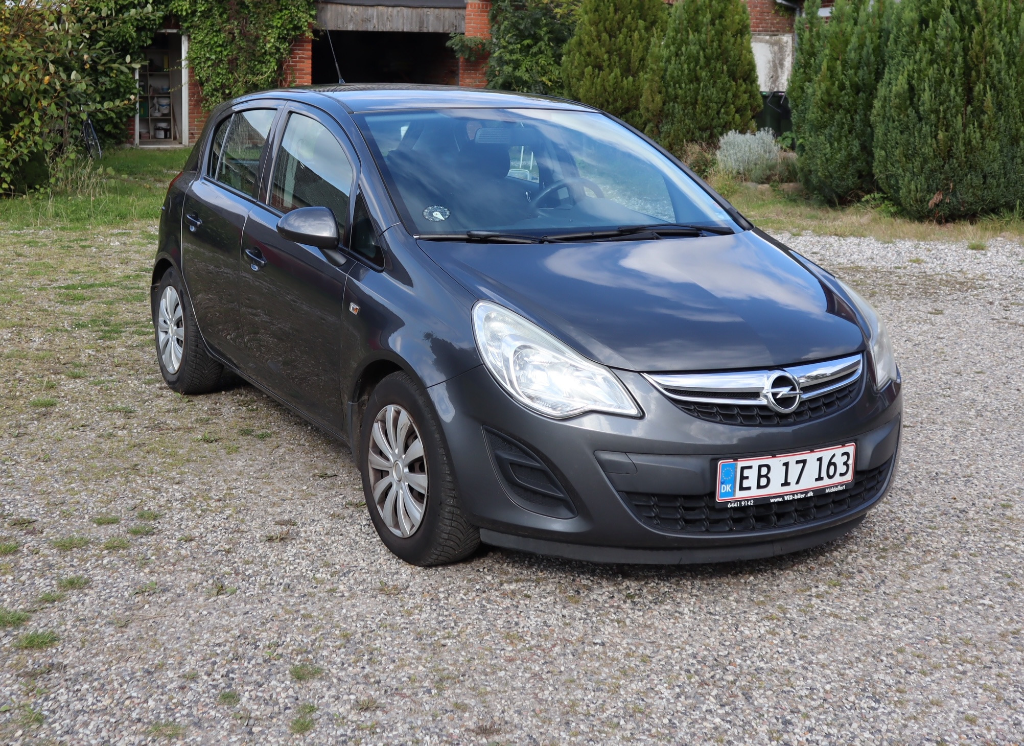 Grå Opel Corsa fra 2013