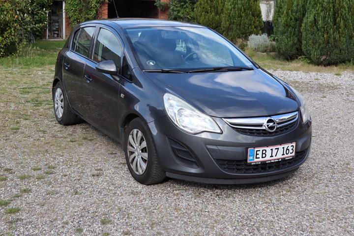 Grå Opel Corsa fra 2013
