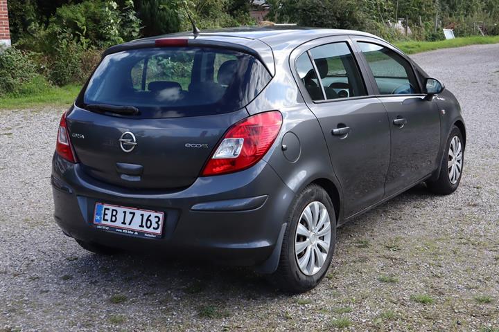 Grå Opel Corsa fra 2013