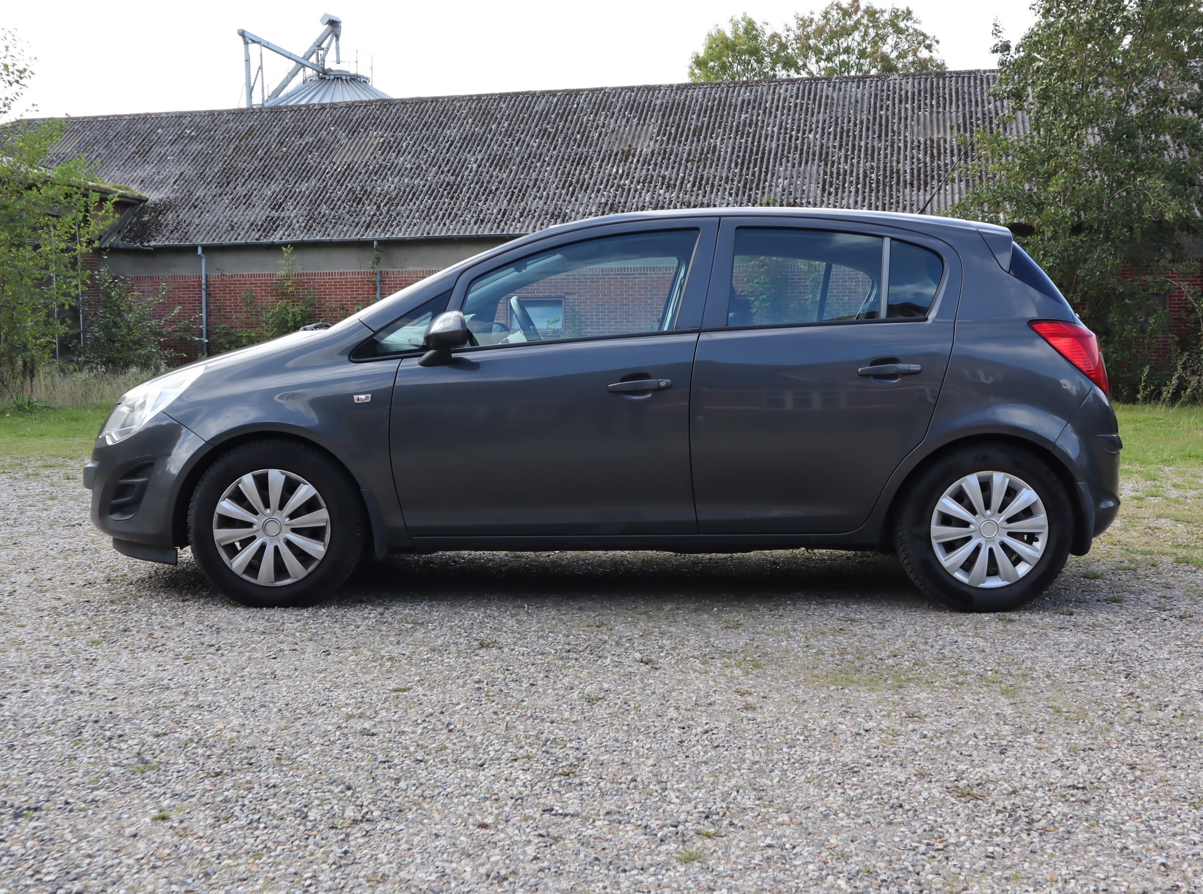 Grå Opel Corsa fra 2013