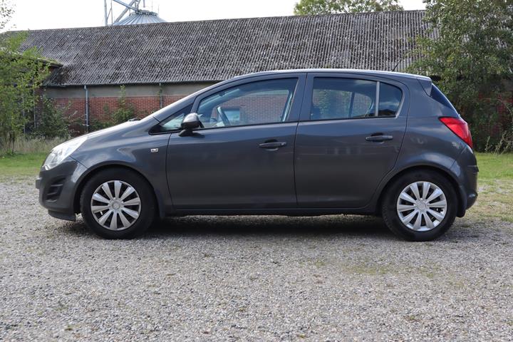 Grå Opel Corsa fra 2013