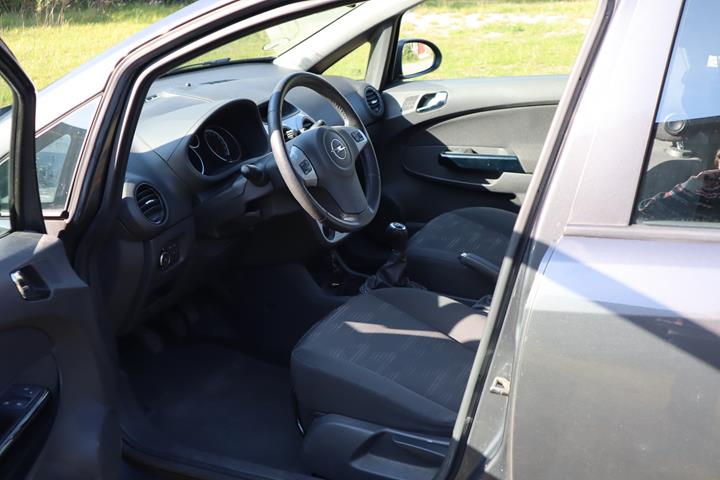 Grå Opel Corsa fra 2013