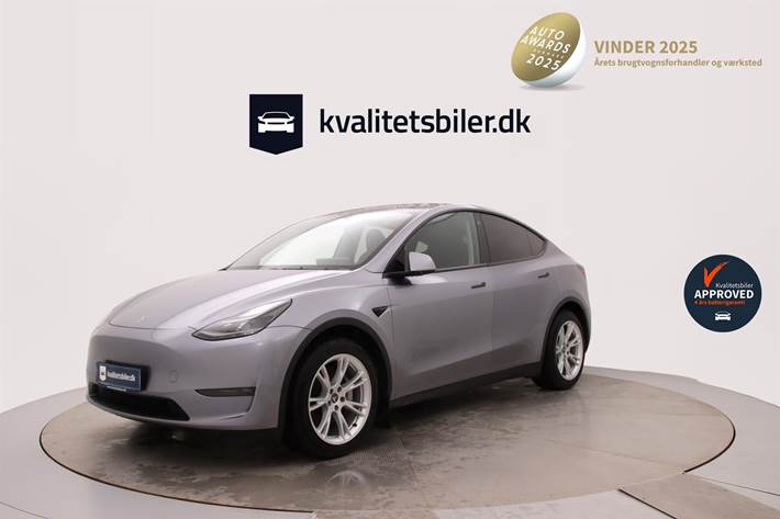 Sølv Tesla Model Y fra 2023