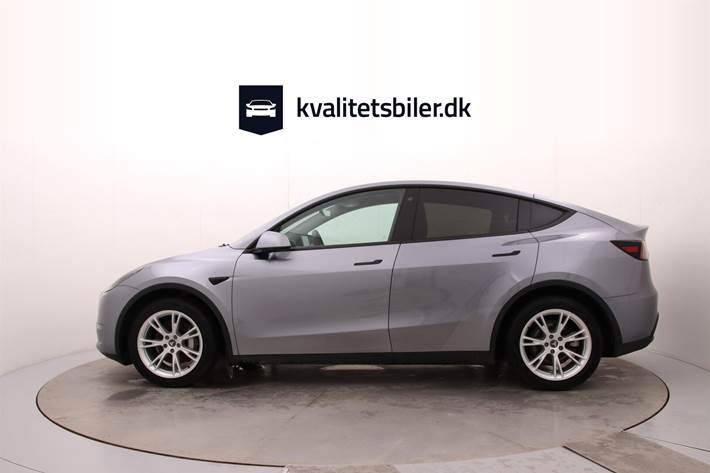 Sølv Tesla Model Y fra 2023
