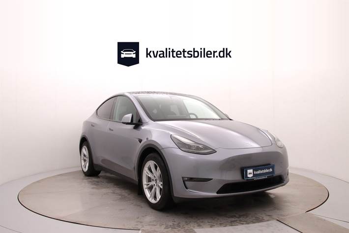 Sølv Tesla Model Y fra 2023