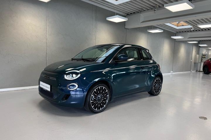 Blå Fiat 500e fra 2023 set udefra