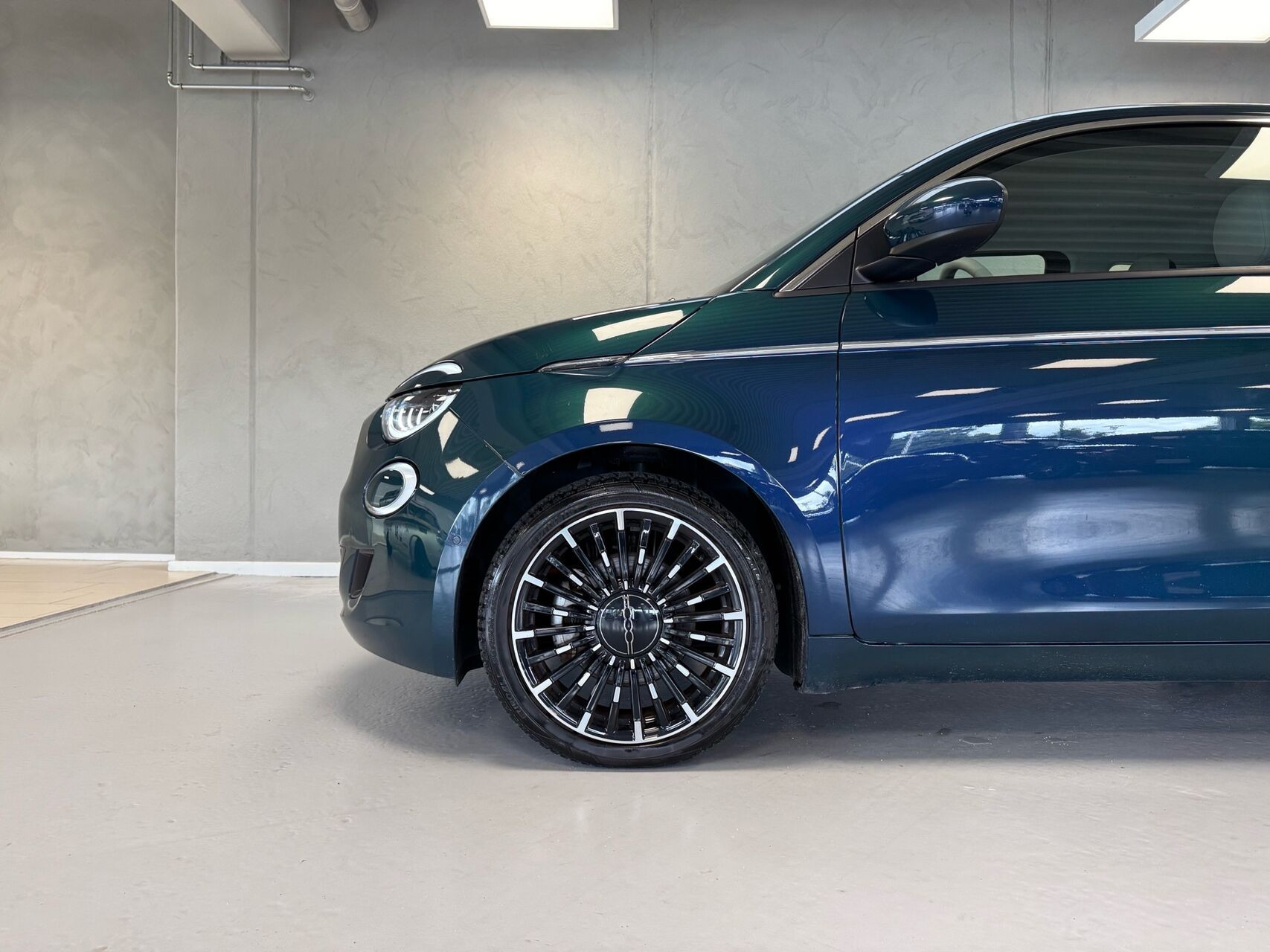 Blå Fiat 500e fra 2023