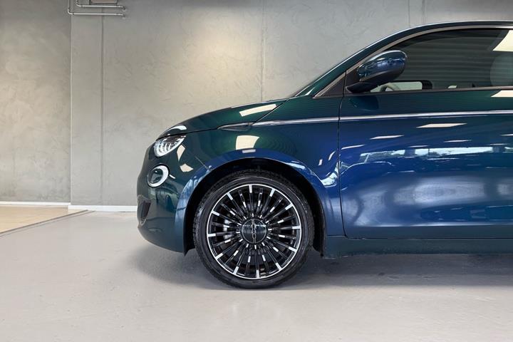 Blå Fiat 500e fra 2023