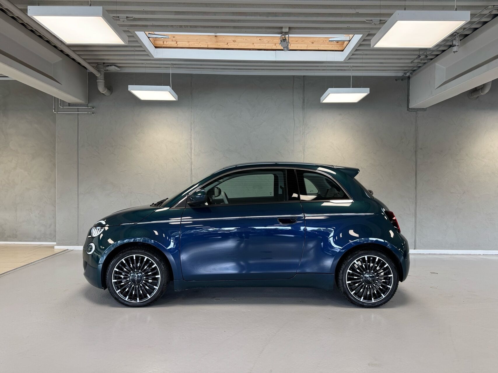 Blå Fiat 500e fra 2023