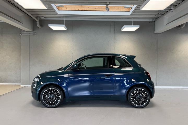 Blå Fiat 500e fra 2023