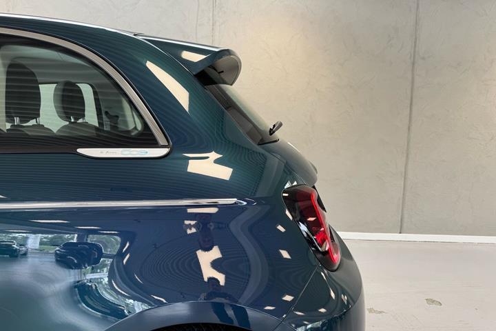 Blå Fiat 500e fra 2023