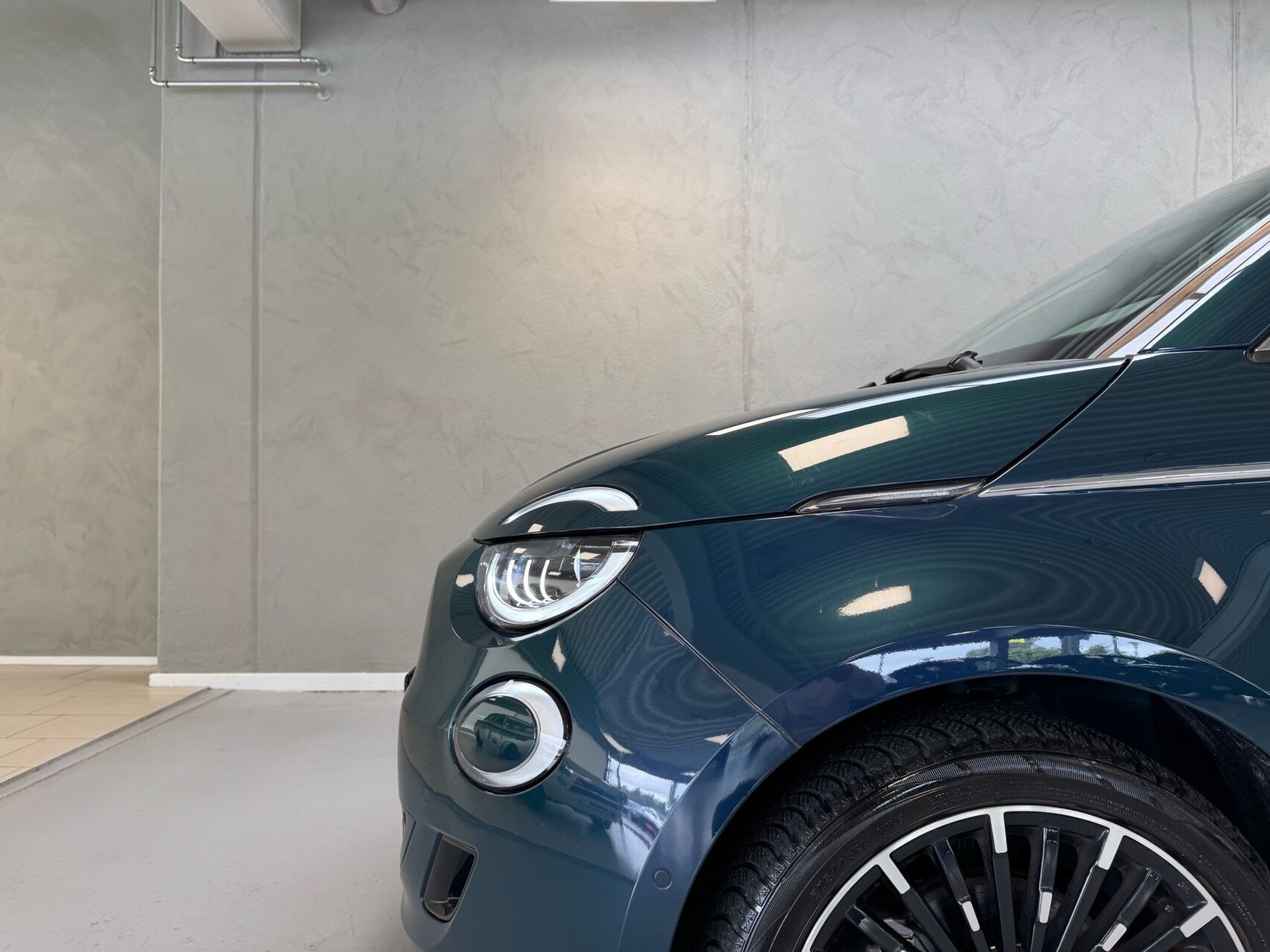 Blå Fiat 500e fra 2023