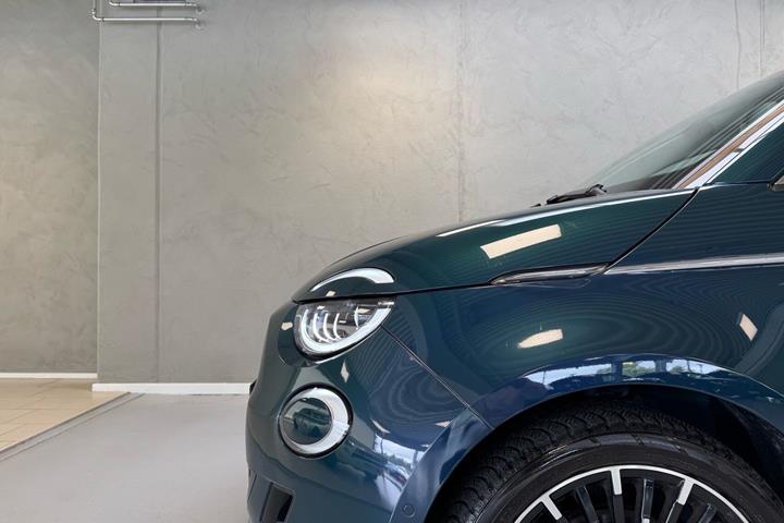 Blå Fiat 500e fra 2023