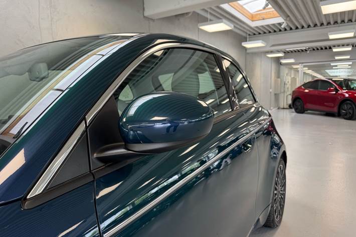 Blå Fiat 500e fra 2023