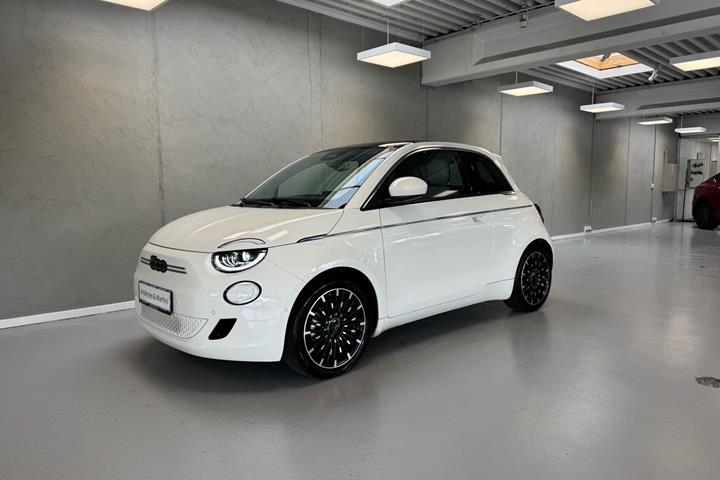 Hvid Fiat 500e fra 2023 set udefra