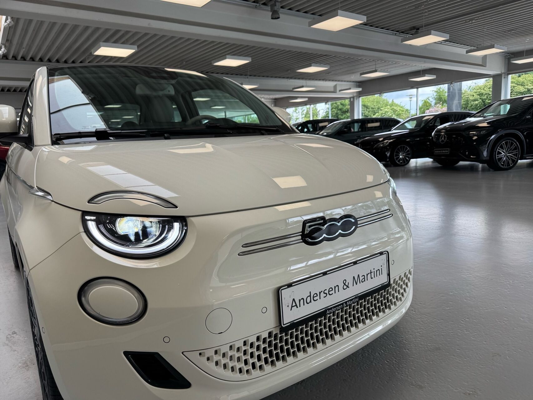Hvid Fiat 500e fra 2023