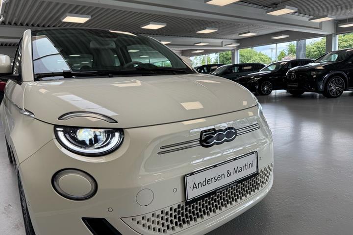 Hvid Fiat 500e fra 2023