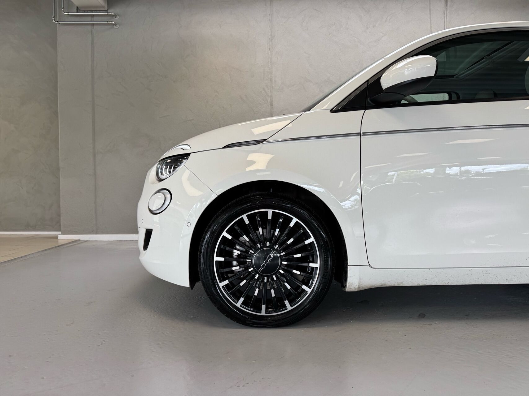 Hvid Fiat 500e fra 2023