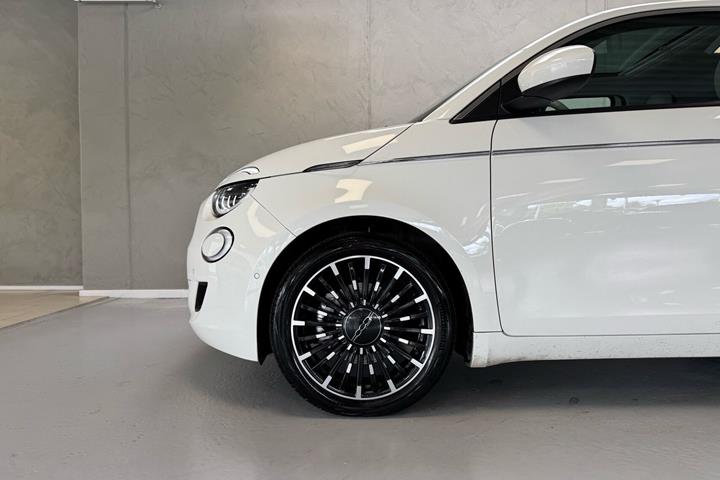Hvid Fiat 500e fra 2023