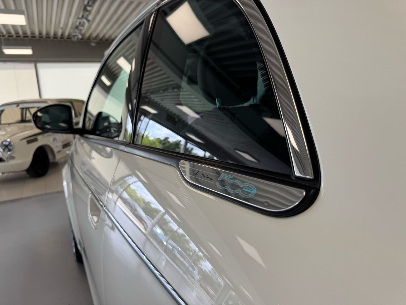 Hvid Fiat 500e fra 2023