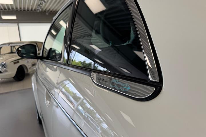 Hvid Fiat 500e fra 2023