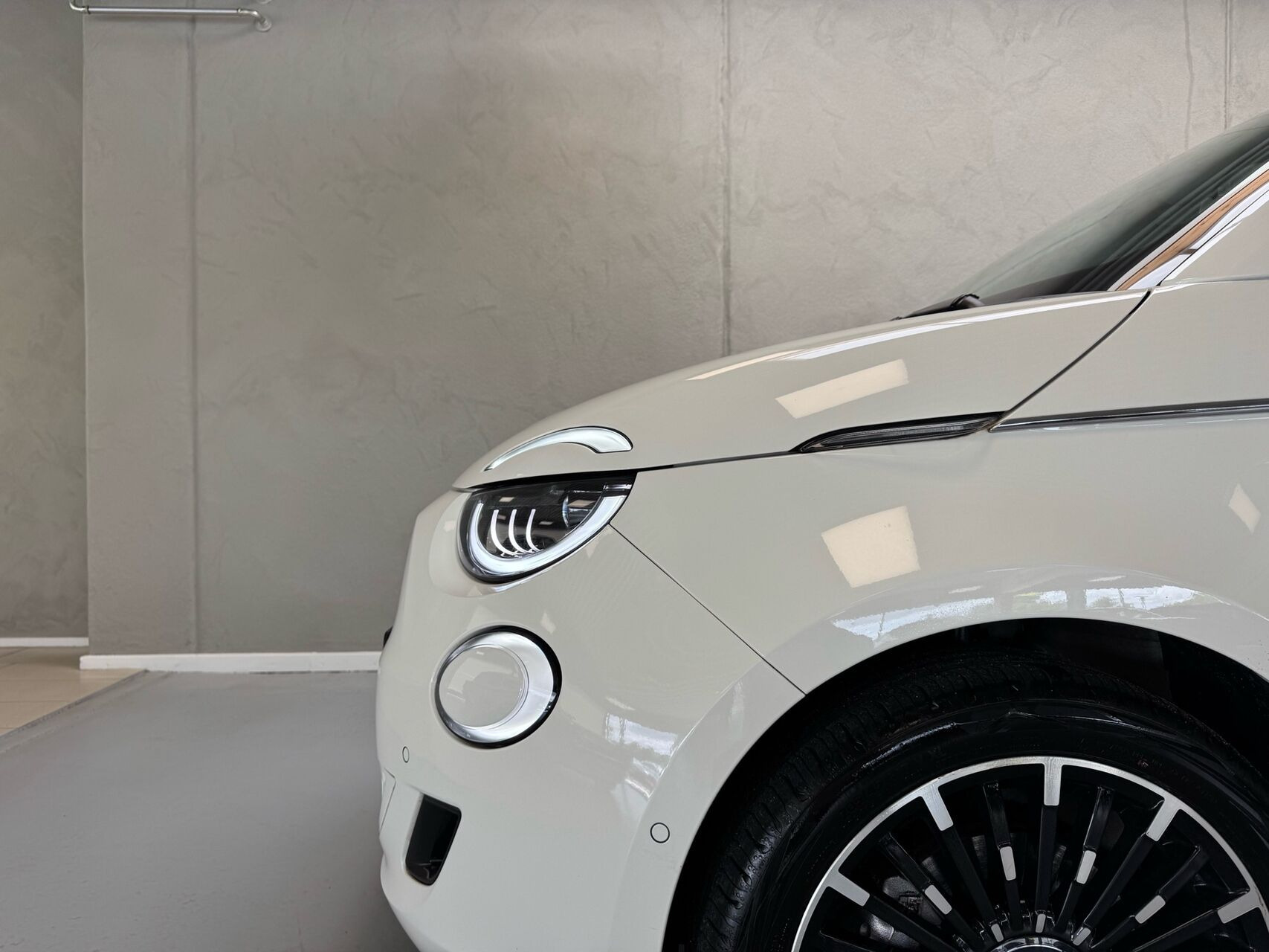 Hvid Fiat 500e fra 2023