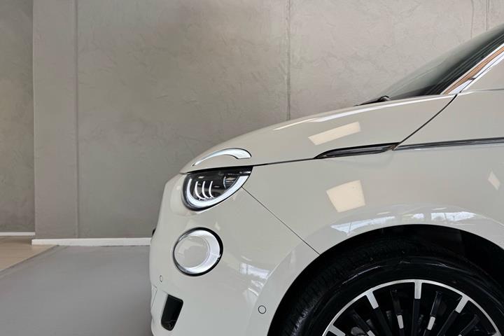 Hvid Fiat 500e fra 2023