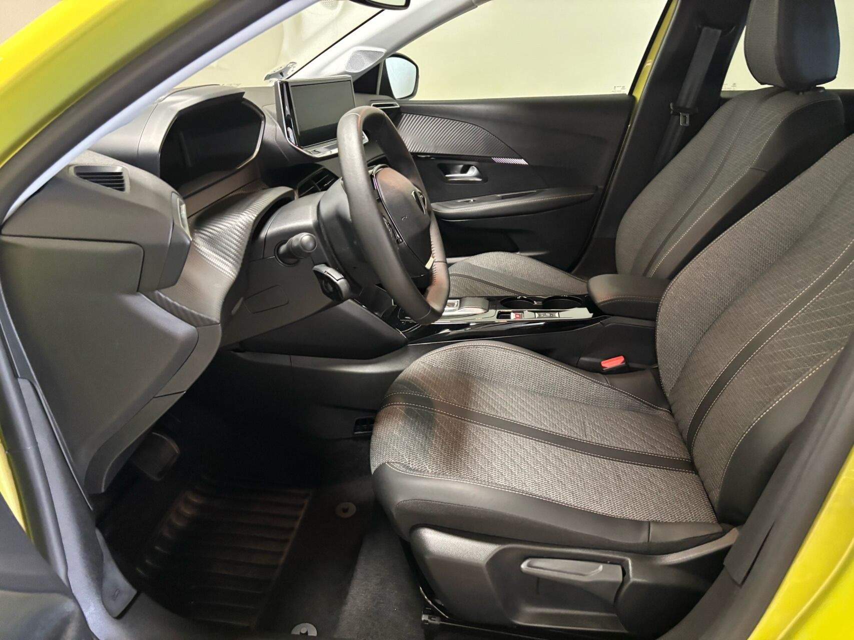 Gul Peugeot e-208 fra 2025