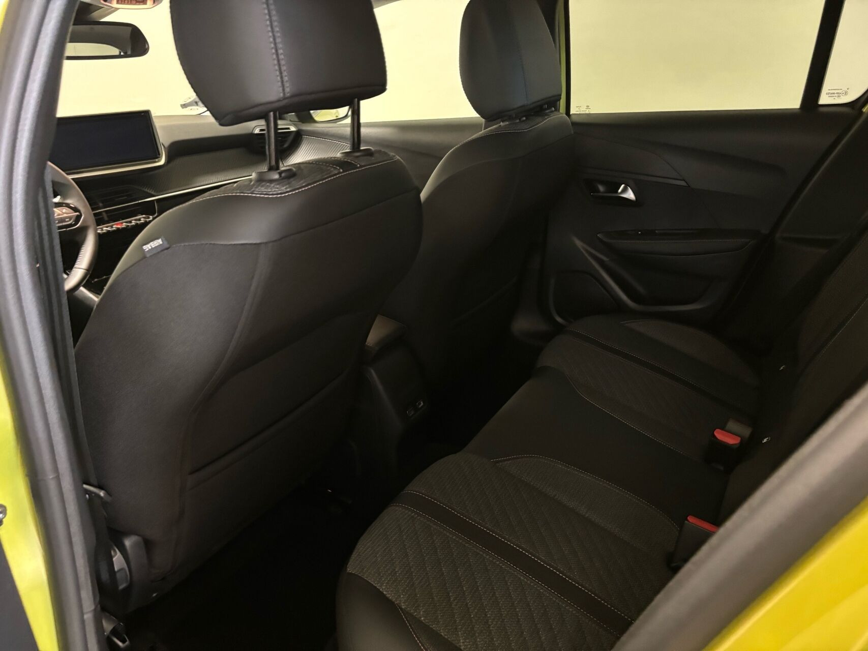 Gul Peugeot e-208 fra 2025