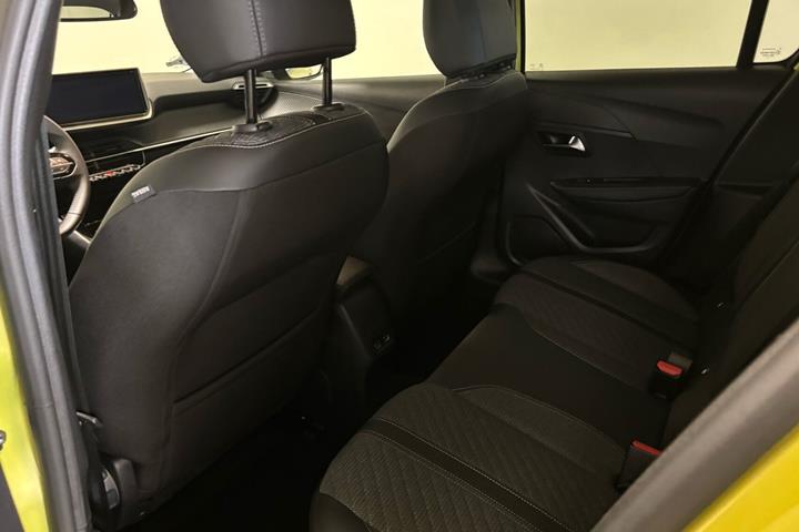 Gul Peugeot e-208 fra 2025